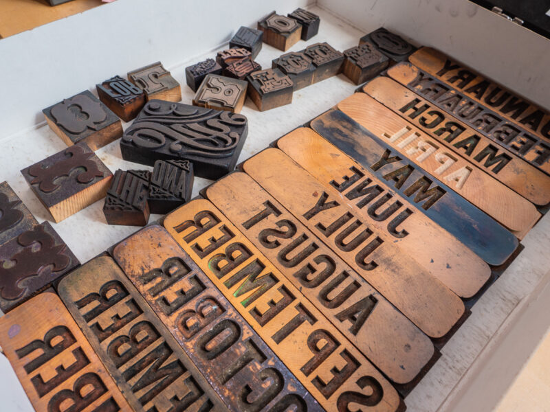 box with the decorative catchwords and logotype wood blocks in the RRK collection